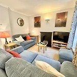 New Tower House - At 10 Pear Tree Court With Parking