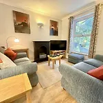 New Tower House - At 10 Pear Tree Court With Parking