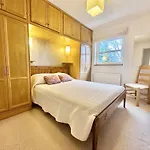 New Tower House - At 10 Pear Tree Court With Parking