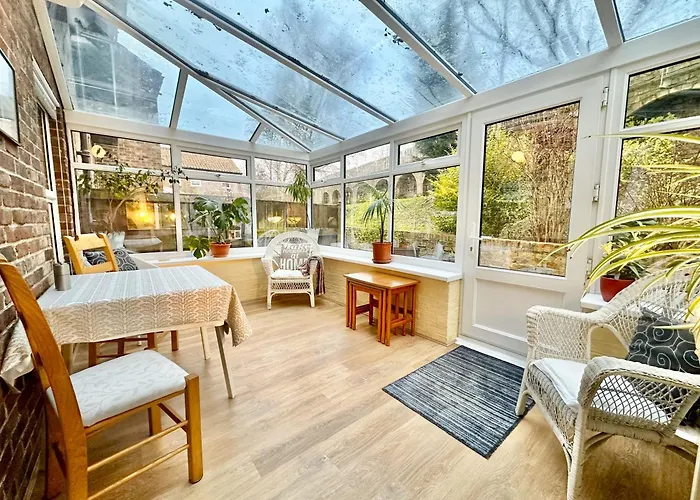 New Tower House - At 10 Pear Tree Court With Parking