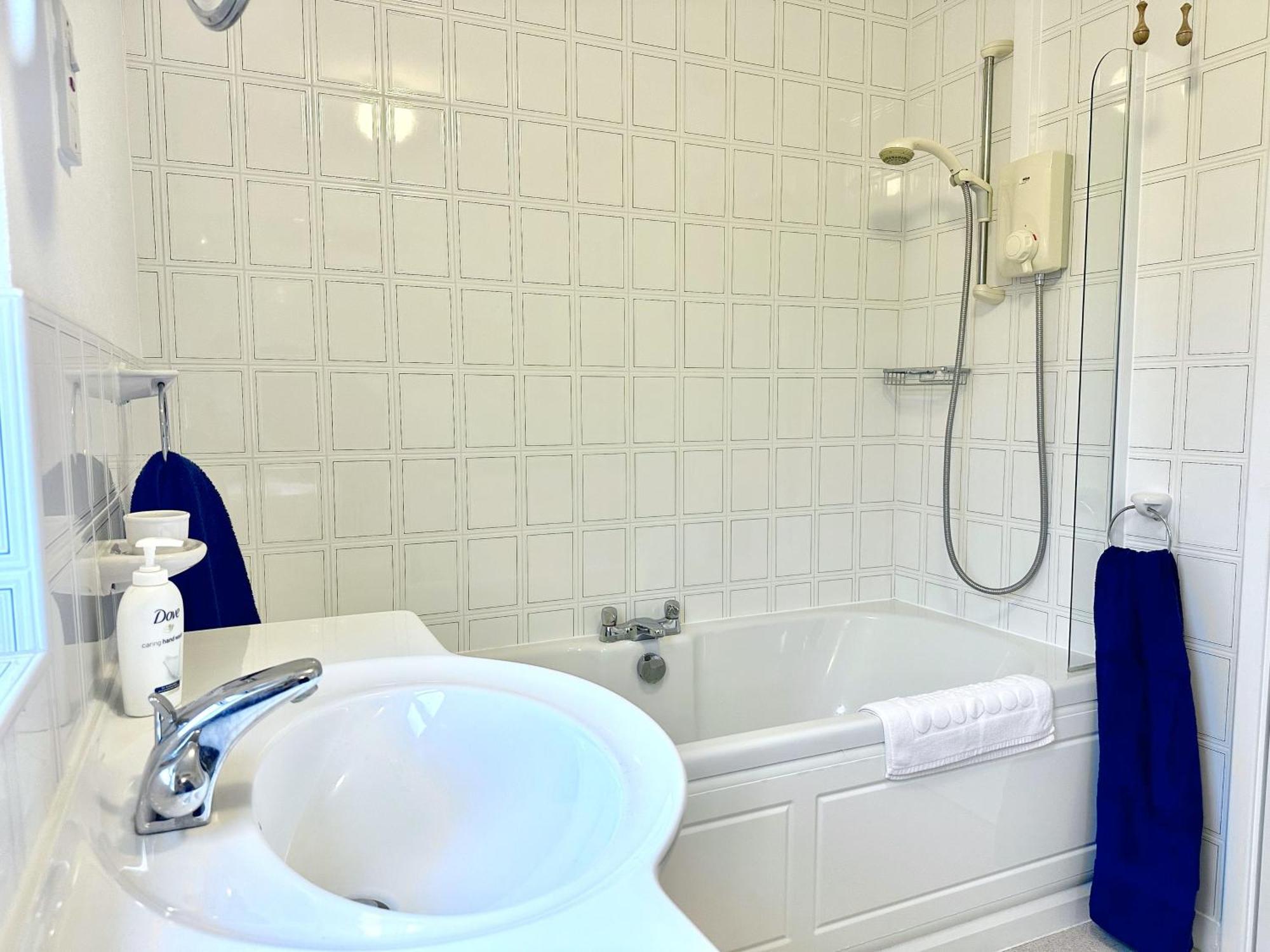 New Tower House - At 10 Pear Tree Court With Parking