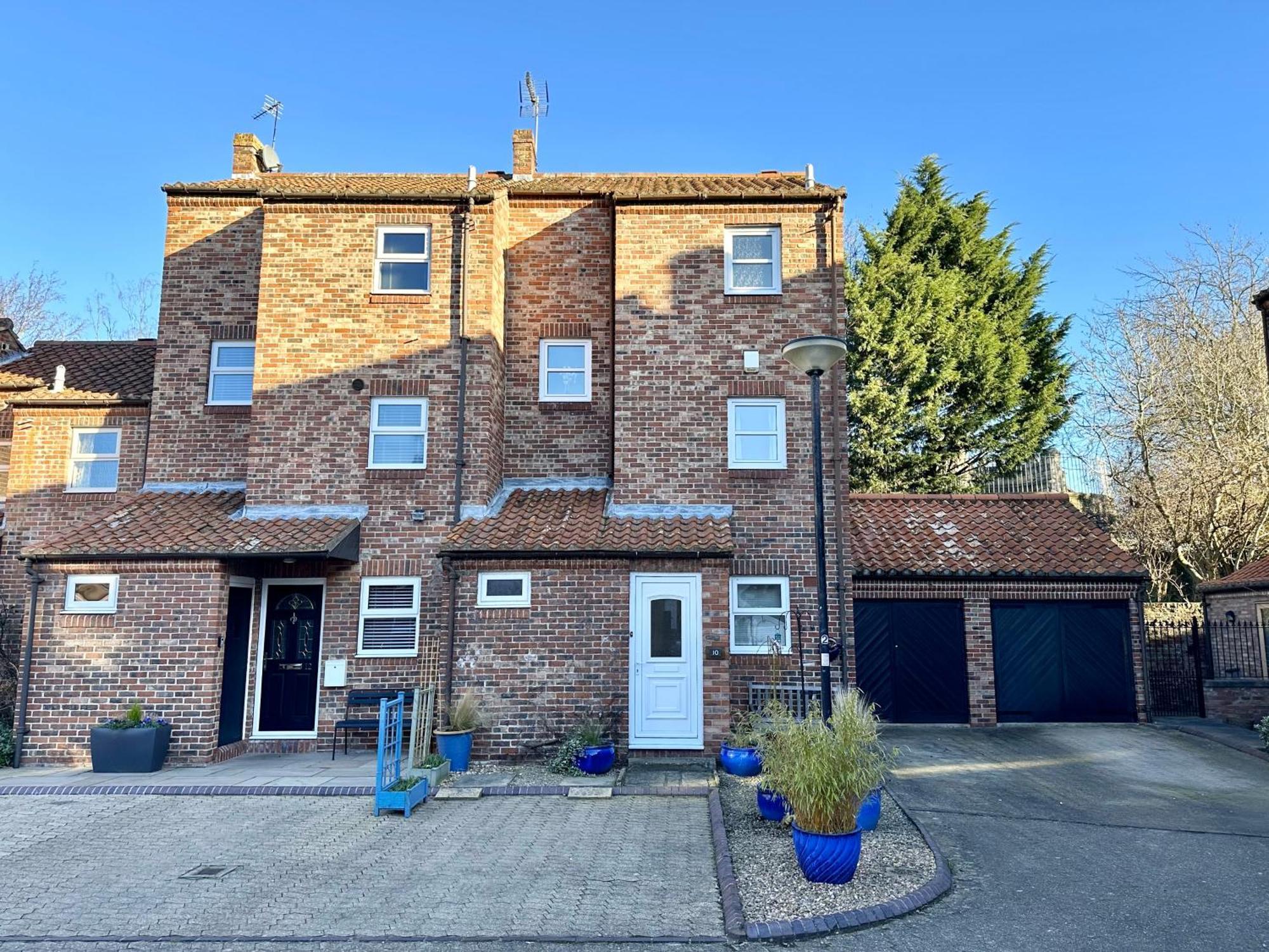 New Tower House - At 10 Pear Tree Court With Parking *