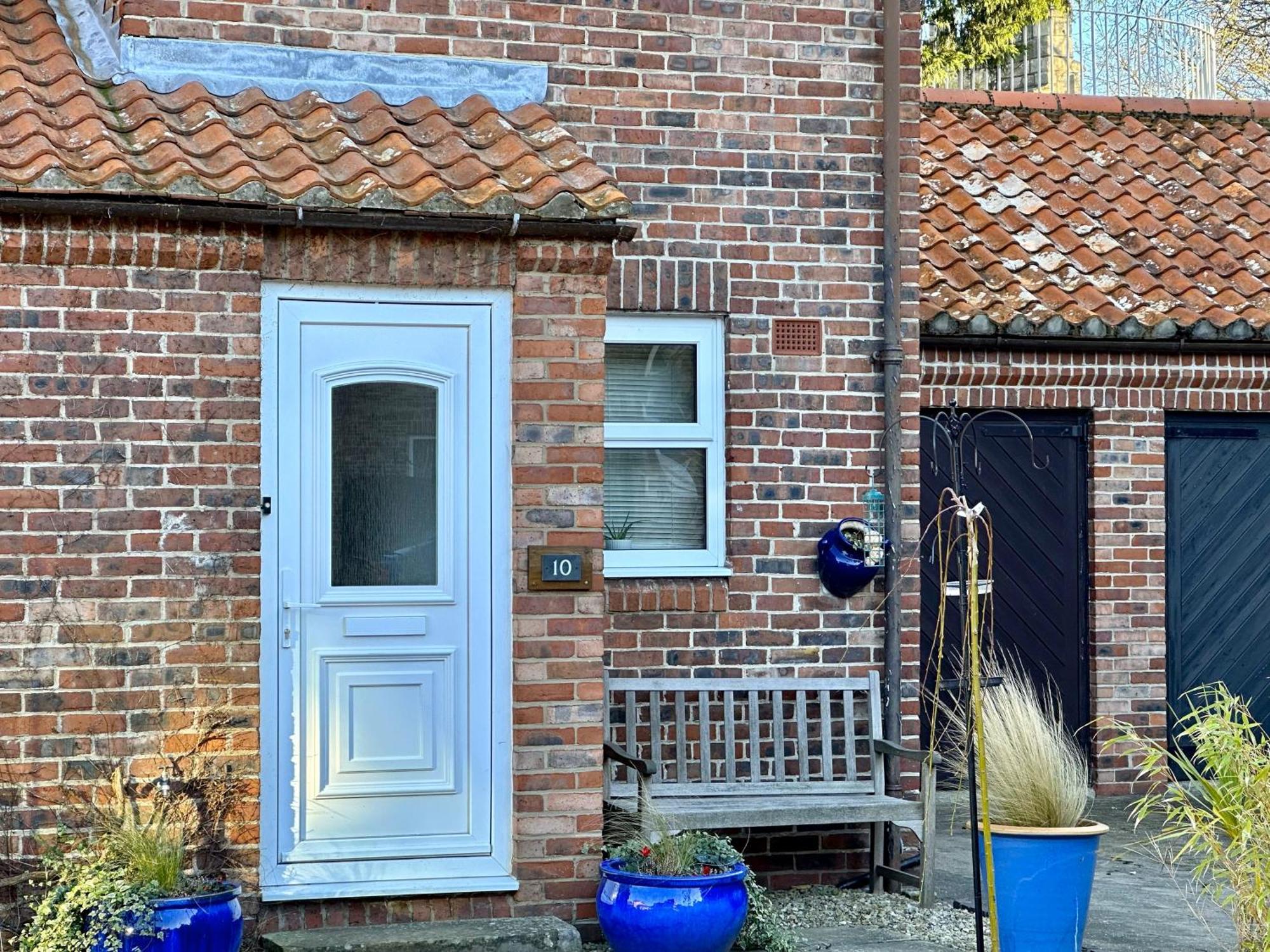 New Tower House - At 10 Pear Tree Court With Parking