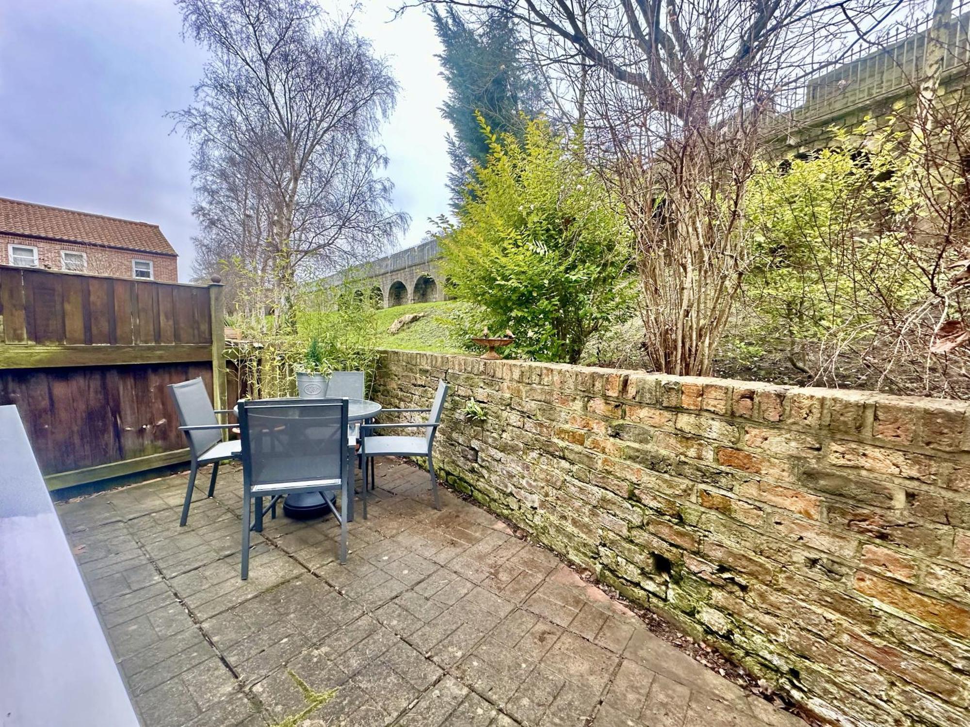 New Tower House - At 10 Pear Tree Court With Parking